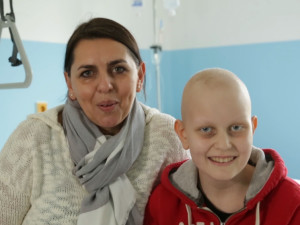 I přes náročnou léčbu nádoru mozku pomáhá jedenáctiletá Viktorka hledat nové Dobré anděly
