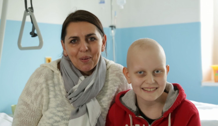 Viktorka s maminkou pri nataceni reklamy