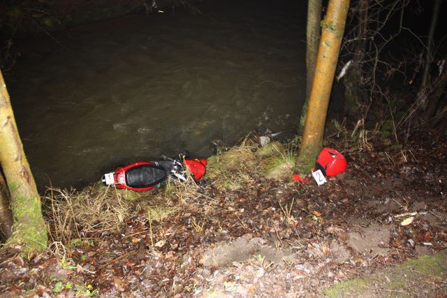 Opilý motocyklista skončil v korytě řeky, předtím naboural do stromu