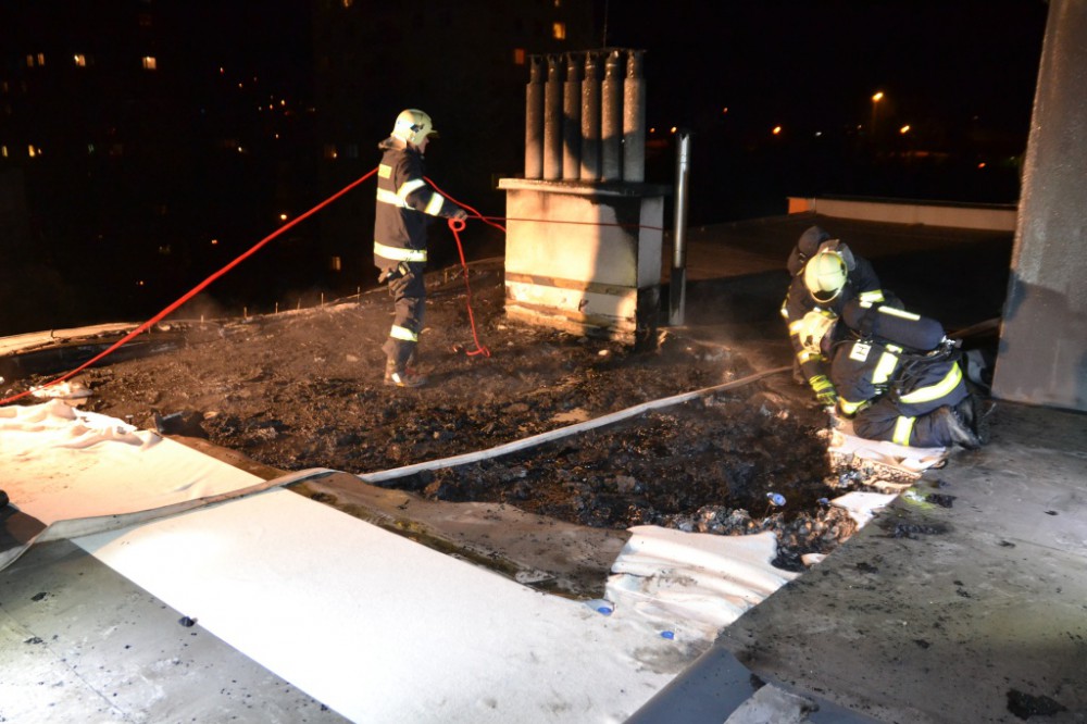 Silvestrovská noc ve znamení požárů. Hořelo v Semilech i Mníšku