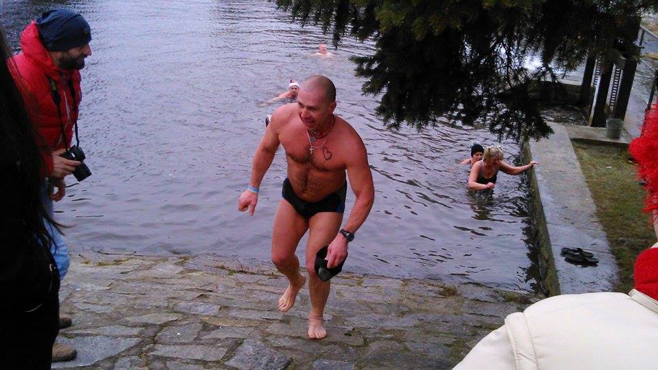 Na čtyři desítky otužilců se sešlo na novoročním koupání v Jihlavě