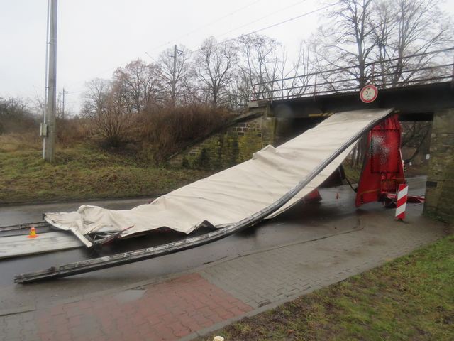 Utržená korba náklaďáku