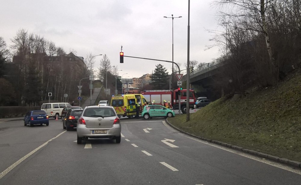 Někdo bude bez oběda. Rozvoz pizzy havaroval na křižovatce v Jungmannově ulici