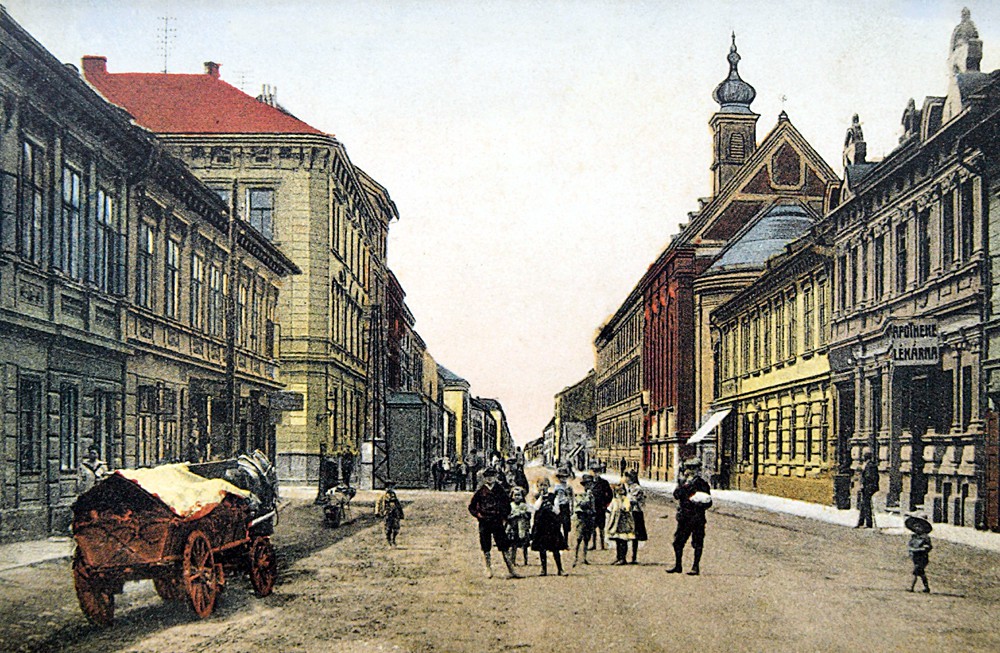 Rudolfovská třída ve směru od viaduktu k Sadům po roce 1910