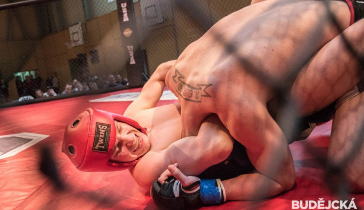FOTO: Zápasy MMA diváky bavily