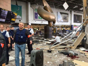 Bruselské atentáty si vyžádaly nejméně 34 mrtvých a 200 zraněných