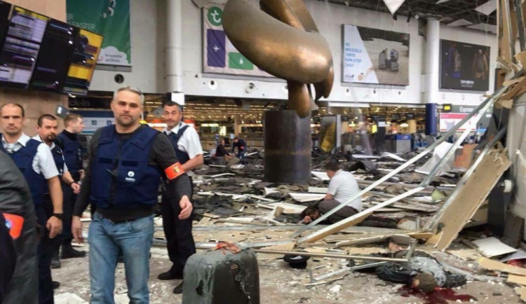 Bruselským letištěm otřásly dva výbuchy, hlášeni mrtví a zranění. Foto: twitter.com, @tomvanteinde
