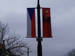 V noci někdo poškodil desítky čínských vlajek v pražských ulicích