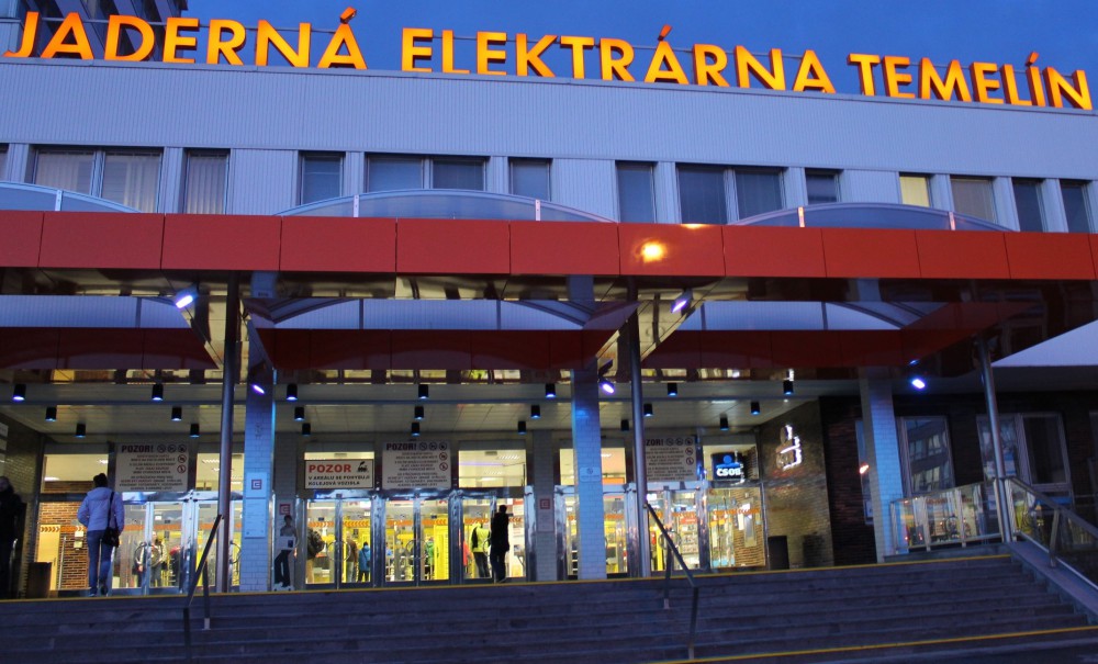 Všech 27 světel nad vchodem do Temelína svítí modře