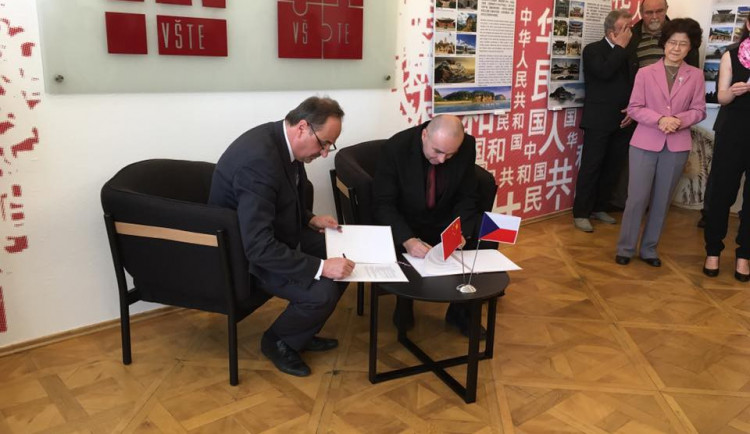 Na náměstí Přemysla Otakara II. bylo v úterý otevřeno Čínské centrum VŠTE