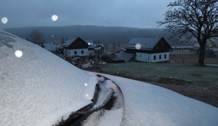 Na Šumavě napadlo pět centimetrů sněhu, meteorologové čekají dalších patnáct