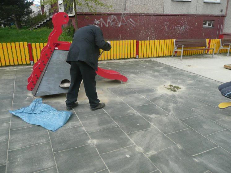 Odsouzení vyrazili a čerstvý vzduch. S košťaty a pytli v rukou vzali útokem sídliště v Rochlici