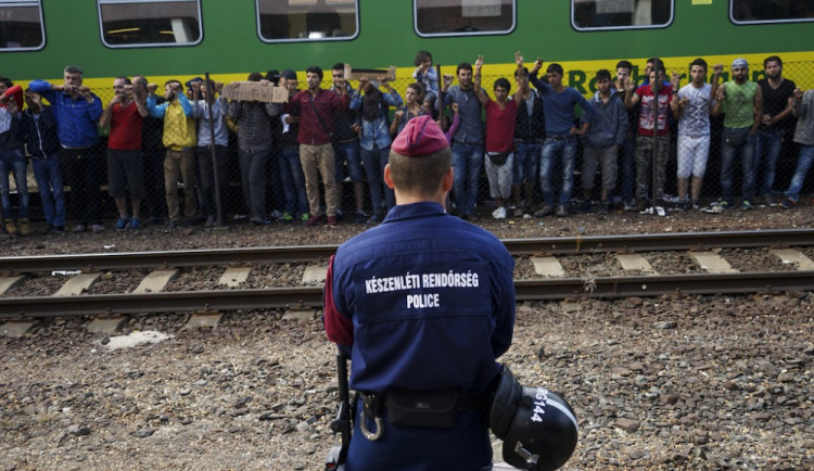KOMENTÁŘ: „Peníze, nebo migrant!“ Obchod s lidmi podle Evropské unie