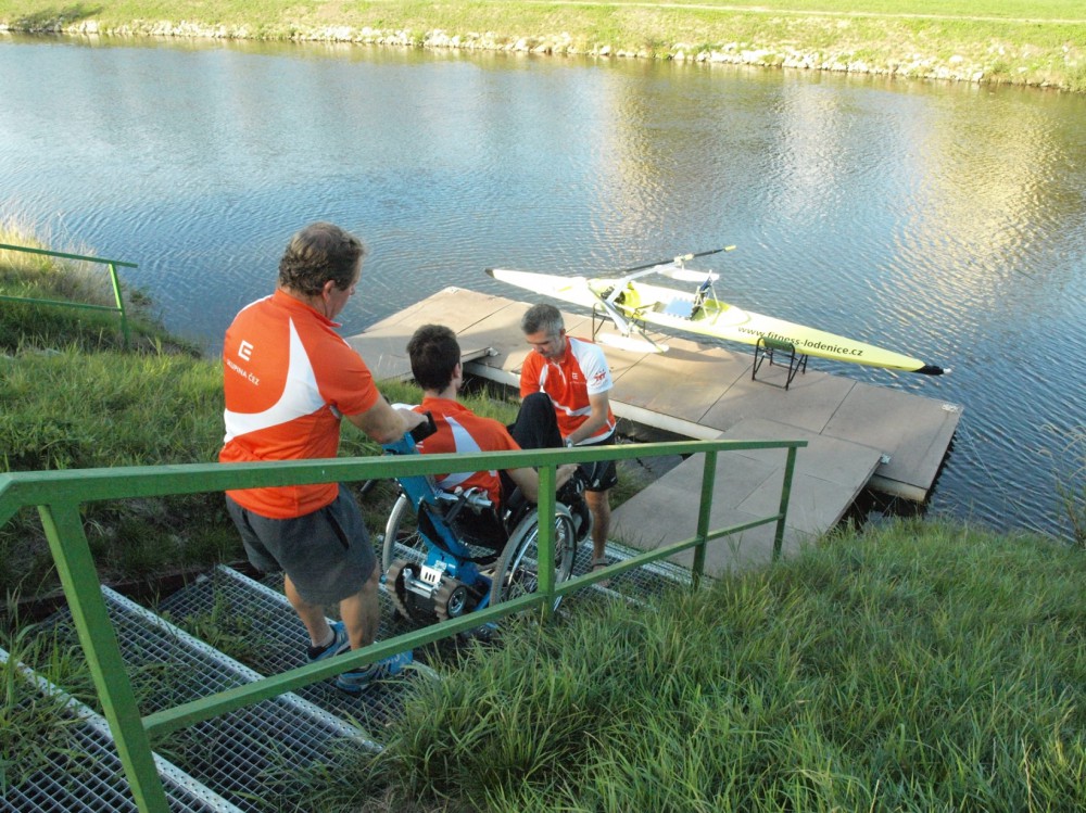 Díky schodolezu je přesun na molo mnohem bezpečnější