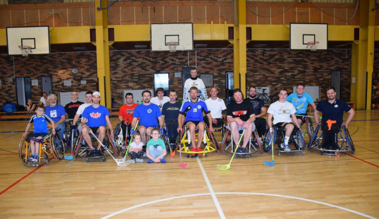 Další sportovní osobnosti si zatrénovaly se štírskými vozíčkáři