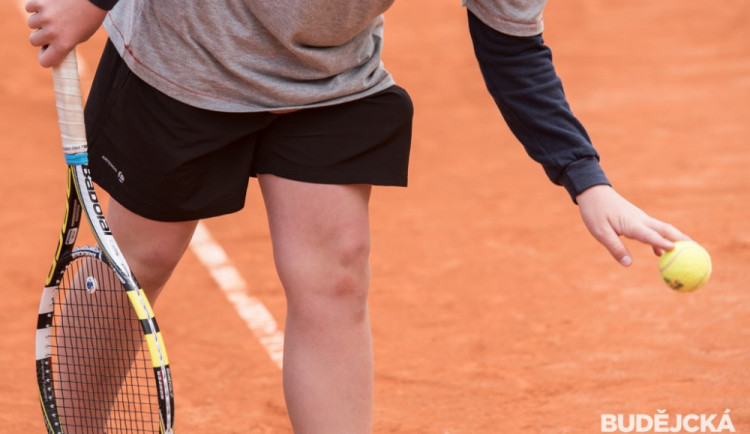 Dospělým tenistům a dorostu LTC se nedařilo. Body sbírali starší a mladší žáci