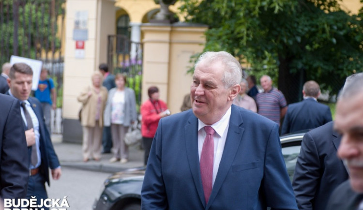Zeman kritizoval počínání církve, hejtman označil její snahy za nemorální