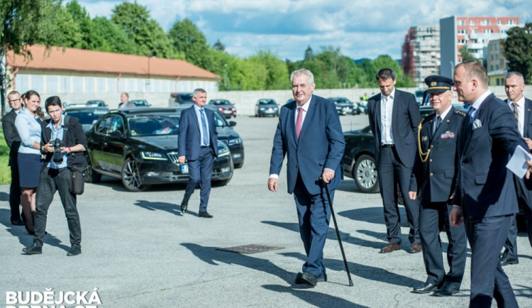 Zeman by na ochranu hranic při náporu migrantů použil i hasiče