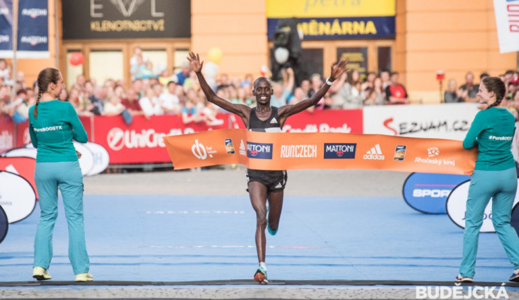 Favorit skončil v poli poražených. Půlmaraton vyhrál Barselius Kipyego