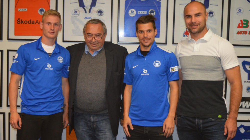Ze Sigmy přichází Petr Ševčík (vlevo) a Jan Navrátil. Při slavnostním podpisu s prezidentem klubu Zbyňkem Štilerem a sportovním ředitelem Janem Nezmarem.
