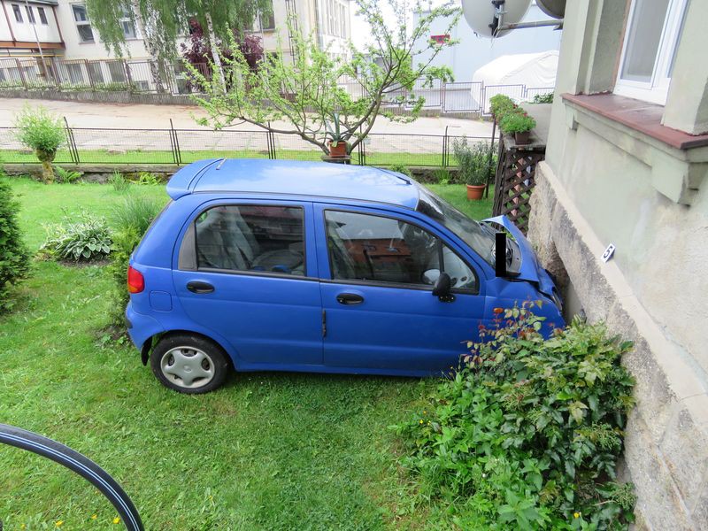 Řidič se snažil zachytit psa, projel zahradou a naboural do domu