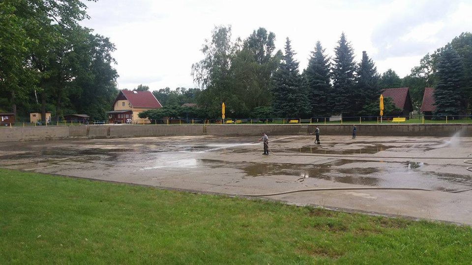 Koupaliště v Hejnicích museli po bouřce vypustit a vyčistit