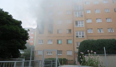 V Brně hořel byt v domu se seniory, hasiči evakuovali 25 lidí