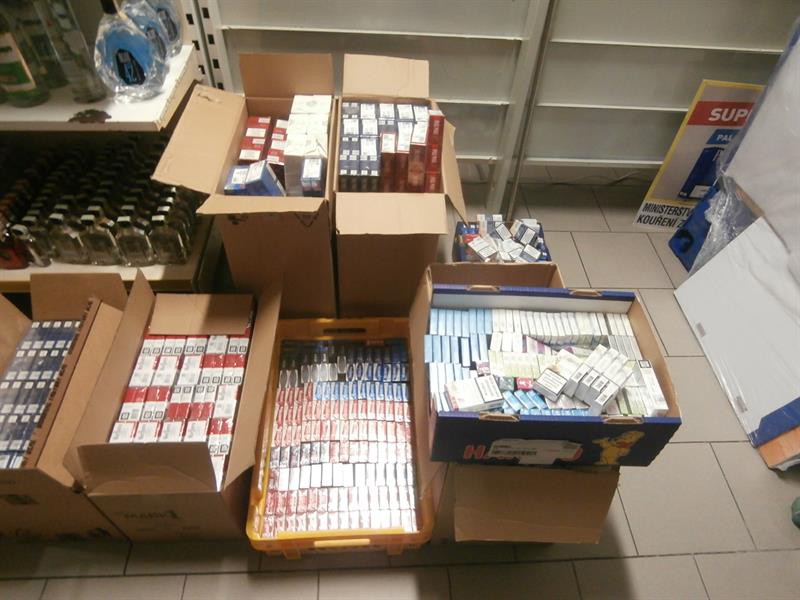 Celníci odhalili sklad napěchovaný cigaretami s neplatnými kolky