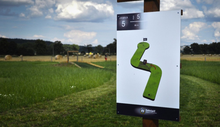 Pod hlubockým zámkem vzniklo první fotbalgolfové hřiště v jižních Čechách