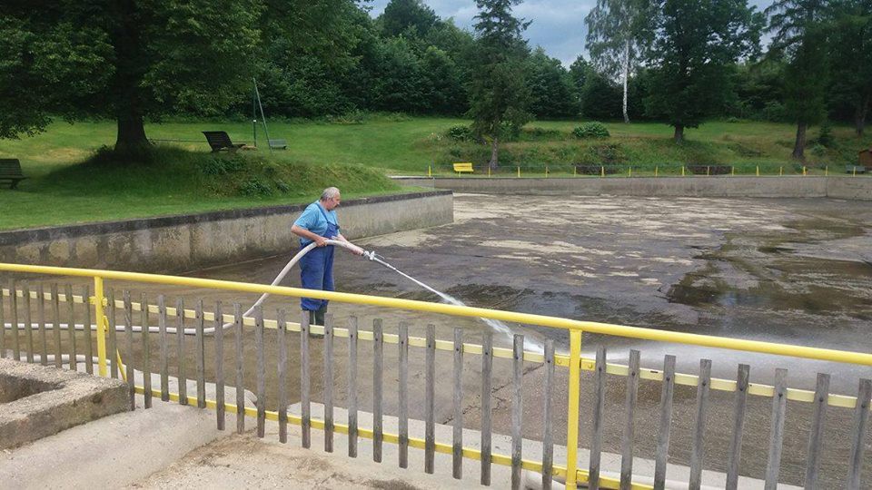 Koupaliště v Hejnicích museli po bouřce vypustit a vyčistit 