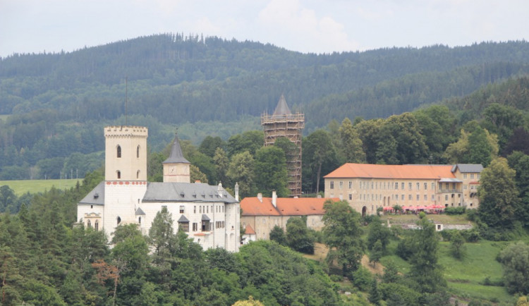 Turisté si mohou užít jedinečné komentované prohlídky Jakobínky přímo z lešení