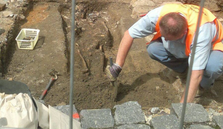 #drbnuto od Denisy: Výstavba podzemních kontejnerů přinesla i archeologický nález
