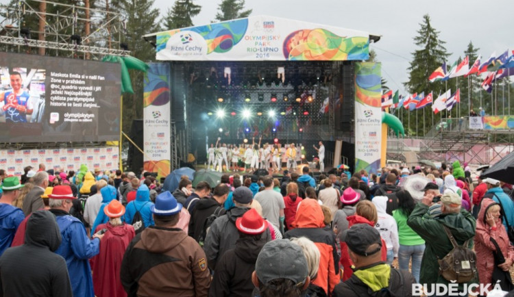 VIDEO: I přes deštivé počasí otevření olympijského parku ohromilo