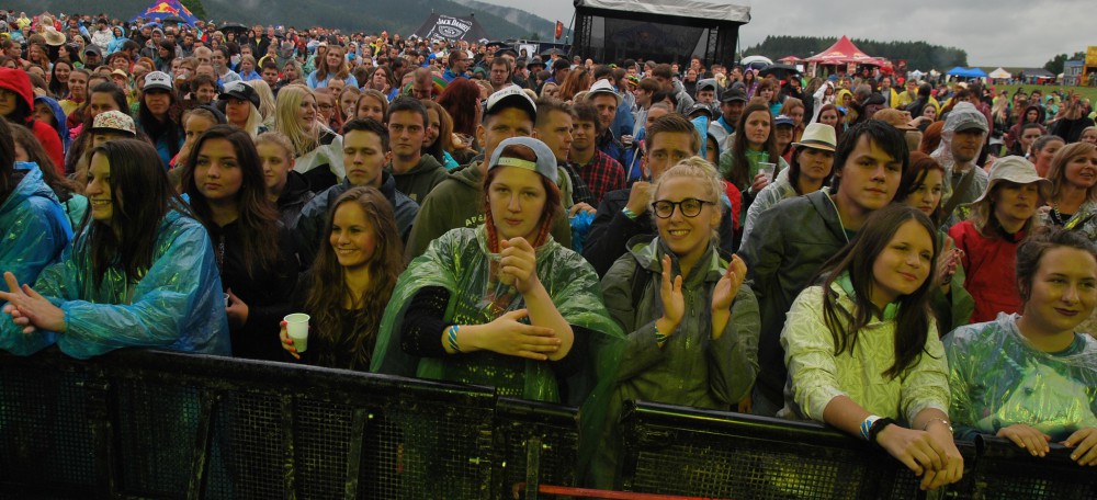 FanouÁci kapely Nebe si koncert ußili, pżestalo totiß prÁet