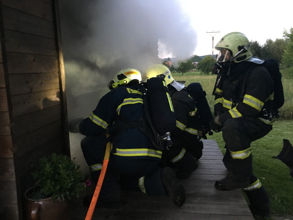 Hasiči při požáru chatky ve Štarnově