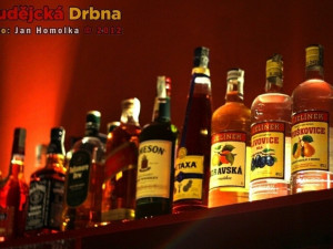 Zákaz večerního prodeje lahvového alkoholu na Praze 1? Bizarní regulace