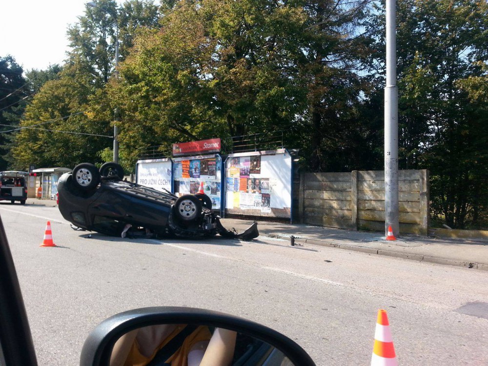 Nehoda na křižovatce ulic Husova a Strakonická