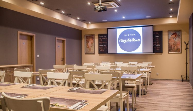 Nezapomenutelný firemní i rodinný večírek uspořádáte v novém salonku Bistro Magdalene