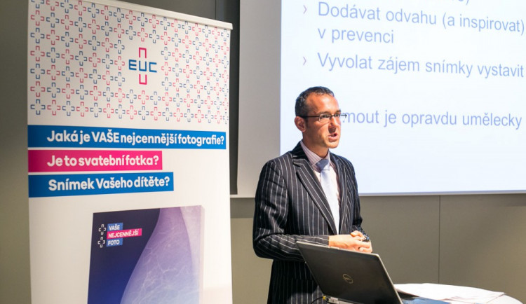 Umělecky pojaté mamografické snímky najdete na Poliklinice Jih