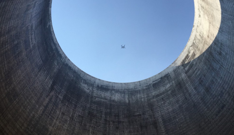 VIDEO: Z temelínské chladicí věže vylétl poprvé v historii dron