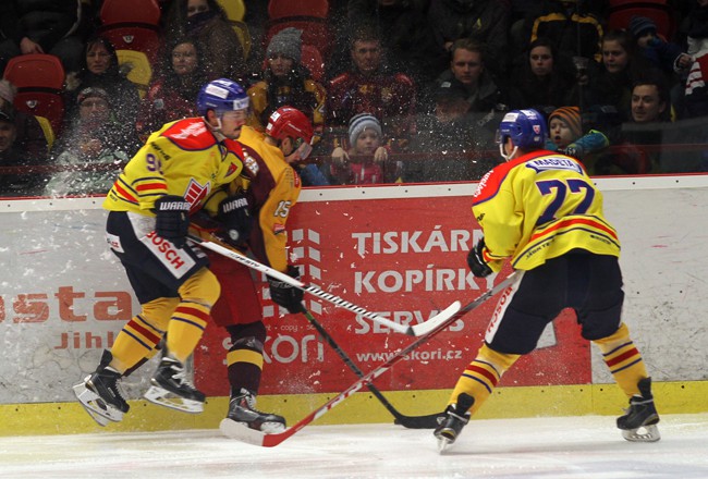 KAM ZA SPORTEM: Dukla nastoupí ve šlágru proti Motoru, poprvé se doma představí basketbalisté