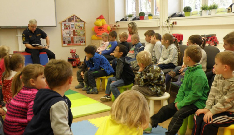 Děti si vyslechly hasičské pohádky přímo od hasičů