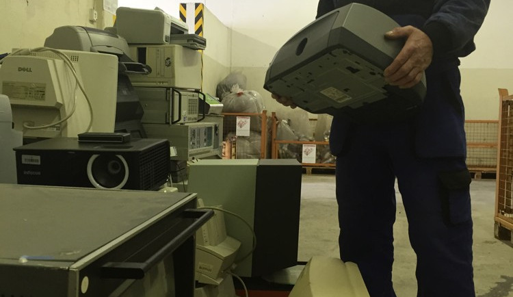 Recyklací elektrozařízení ušetřili v Temelíně tři tisíce litrů ropy