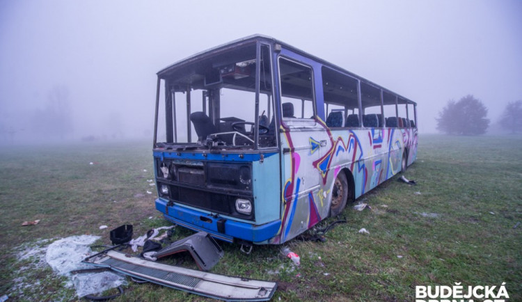 Upozorňovali jsme, že se budoucí využití pozemku nemusí radnici líbit, říká majitel odstaveného autobusu