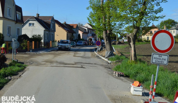 Dnes je uzavřena ulice Otakara Březiny v Novém Roudném