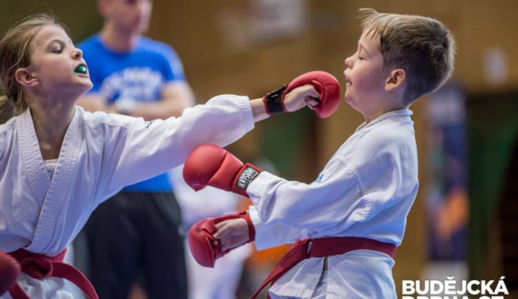 Téměř 300 karatistů si otestovalo formu na Sparing Campu