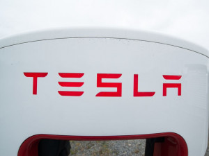 Web: Tesla by mohla postavit druhou Gigafactory severně od Prahy