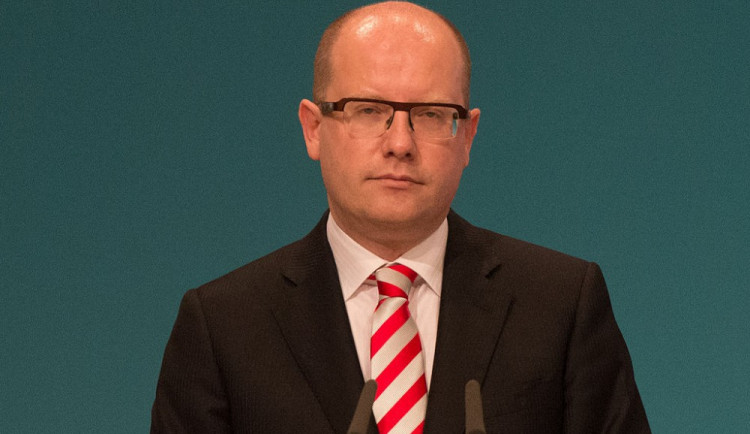 KOMENTÁŘ: Premiér nemá právo mluvit do mzdové politiky soukromé firmy