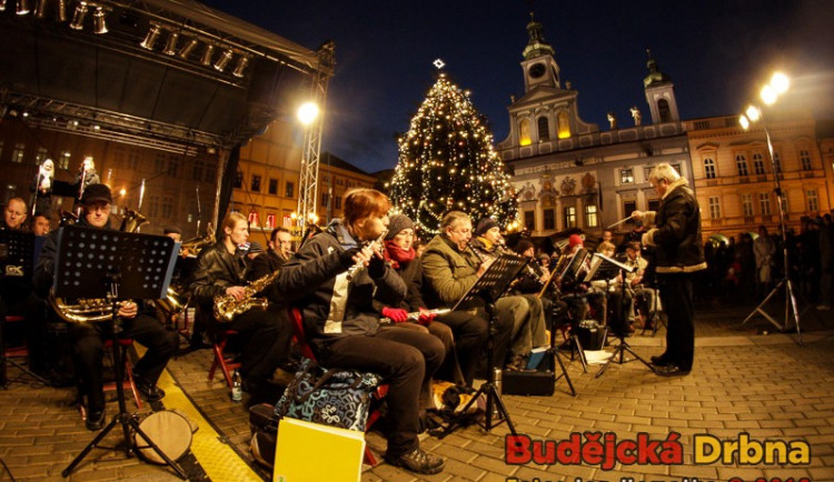 BUDĚJOVICKÝ ADVENT: Náměstí bude dnes swingovat