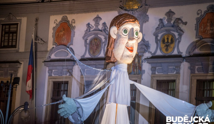 FOTO: Anděl nezapomněl zavítat na budějcké náměstí ani letos